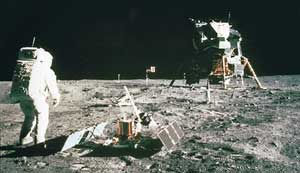 اولین فضانوردی که به ماه قدم گذاشت