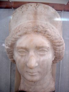 یک مجسمه نیم تنه از ملکه میوسا، همسر فراتس چهارم، پادشاه پارتی